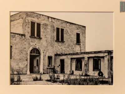 Attraverso un corridoio seguiamo ora la nostra guida alle spalle della struttura. Ci ritroviamo cos� in un ampio cortile limitato da un muro. �Questo spazio esterno era il chiostro del monastero�, ci spiega Alfredo, mostrandoci alcune vecchie foto in bianco e nero